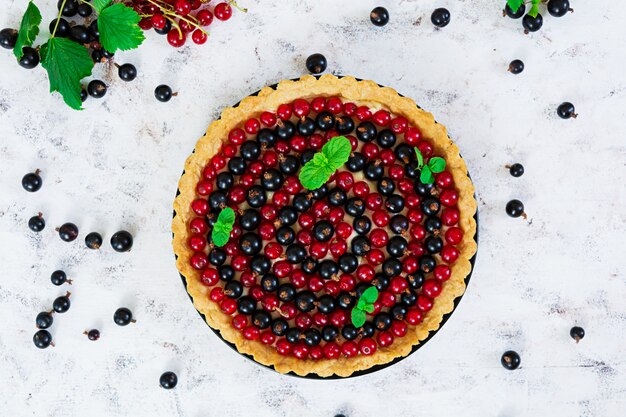 Photo délicieuse tarte à la crème et au cassis blanc