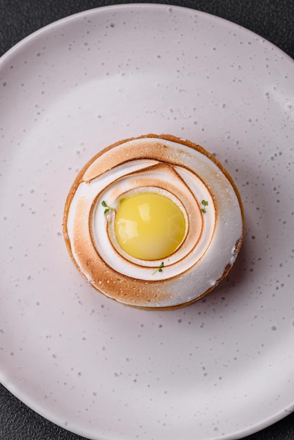 Délicieuse tarte fourrée aux agrumes et crème de noix