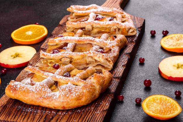 Délicieuse tarte fraîche cuite avec des pommes, des poires et des baies. Pâtisseries fraîches pour un délicieux petit déjeuner