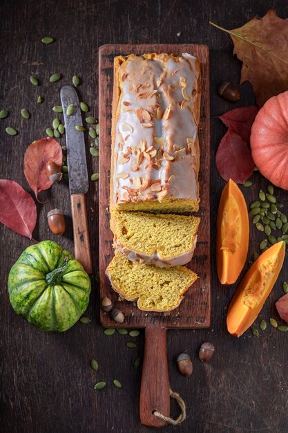 Délicieuse tarte d'halloween comme dessert d'automne prêt à manger