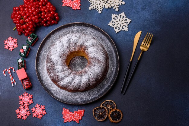 Délicieuse tarte de Noël ronde faite maison avec des fruits rouges sur une plaque en céramique