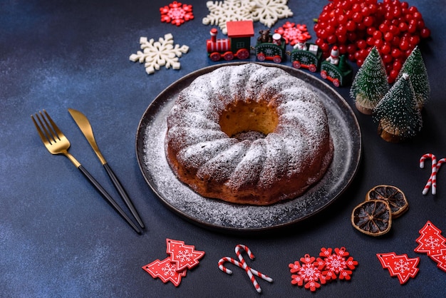 Délicieuse tarte de Noël ronde faite maison avec des fruits rouges sur une plaque en céramique