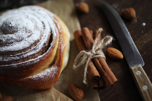 Délicieuse tarte pâtissière fraîche à la cannelle et aux fruits