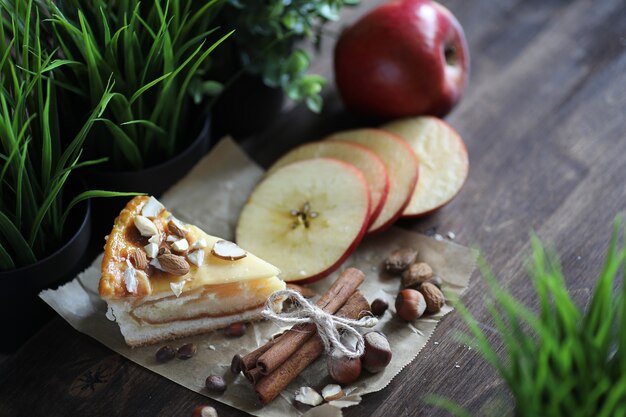 Délicieuse tarte pâtissière fraîche à la cannelle et aux fruits