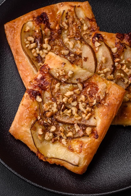 Délicieuse tarte sucrée fraîche ou pizza au fromage brie poire miel et noix