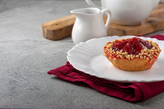 Délicieuse tartelette aux fraises sur la table