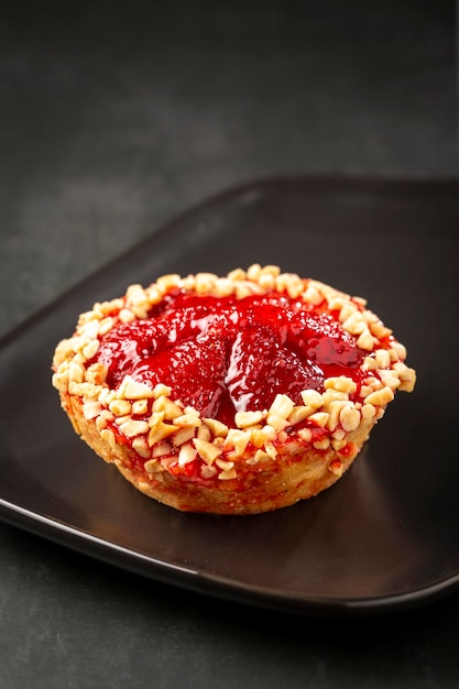 Délicieuse tartelette aux fraises sur la table