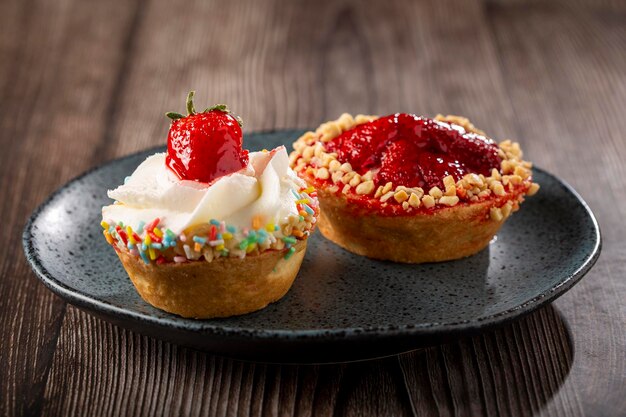 Délicieuse tartelette aux fraises sur la table