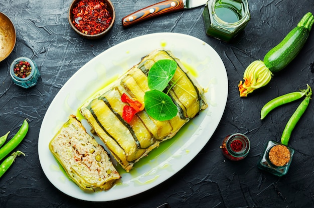 Délicieuse terrine de viande de poulet et courgettes maison.Cuisine française