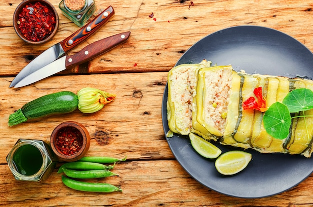 Délicieuse terrine de viande de poulet et courgettes maison.Cuisine française