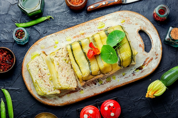 Délicieuse terrine de viande de poulet et courgettes maison.Cuisine française