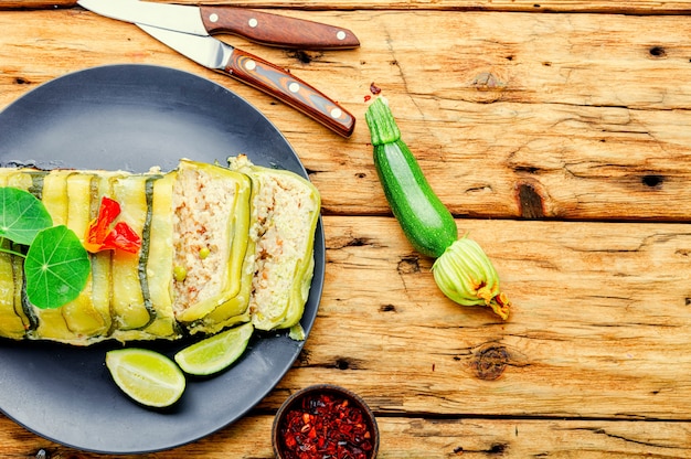 Délicieuse terrine de viande de poulet et courgettes maison.Cuisine française