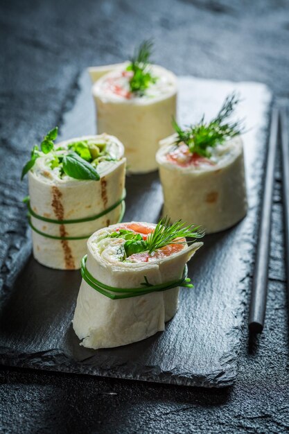 Délicieuse tortilla au saumon, fromage et légumes pour une collation