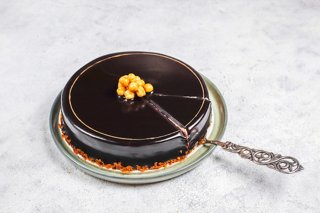 Délicieuse tranche de gâteau au chocolat et aux noisettes.