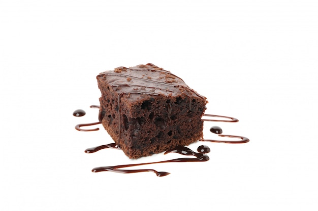Photo délicieuse tranche de gâteau au chocolat isolé sur fond blanc