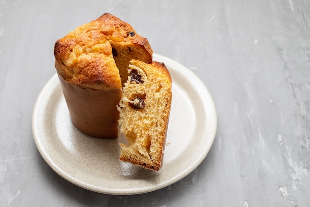 Délicieuse tranche de Panettone aux fruits confits sur le plat