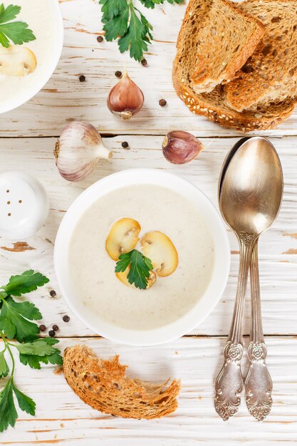 Photo délicieuse velouté aux champignons