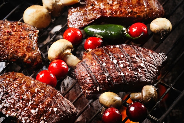 Délicieuse viande cuite avec des légumes sur le gril