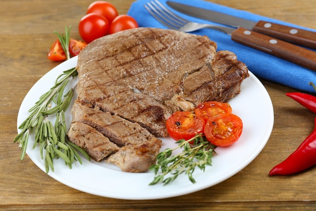 Délicieuse viande grillée sur table