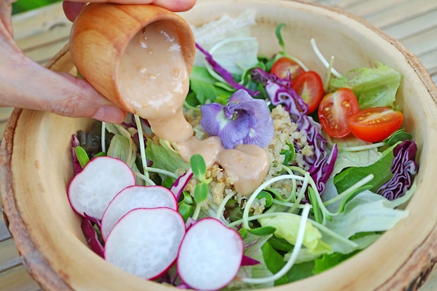 Délicieuse vinaigrette ajoutée à la salade de quinoa et de légumes