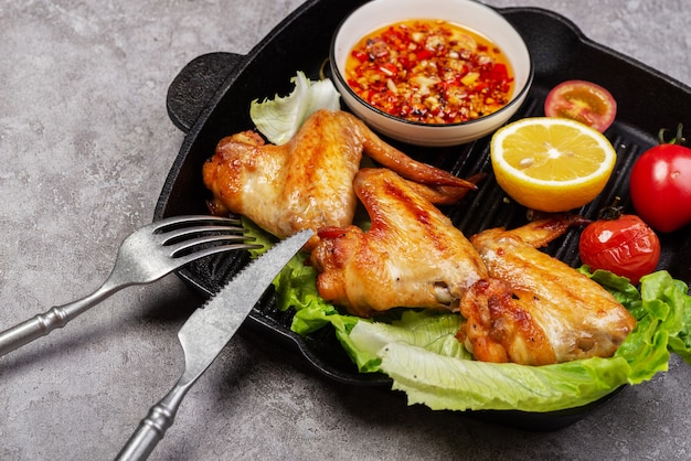 Délicieuses ailes de poulet grillées et salade de légumes