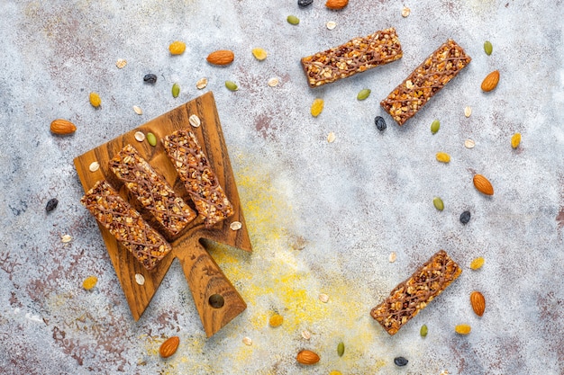 Photo délicieuses barres granola au chocolat, barres de muesli aux noix et fruits secs, vue de dessus