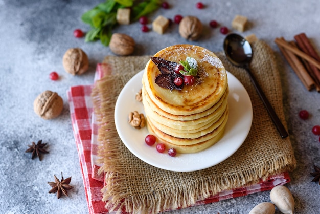 Délicieuses Belles Crêpes Fraîches Avec Du Miel D'agrumes Et De La Confiture. Délicieux Petit Déjeuner Chaud Avec Des Crêpes Aux Fruits Et Baies