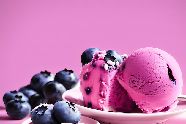 Délicieuses boules de crème glacée aux bleuets isolées sur fond coloré