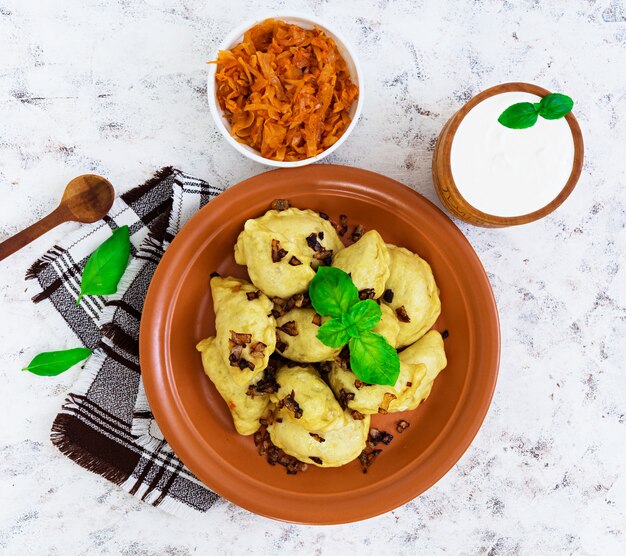 Délicieuses boulettes au chou et à la crème sure sur blanc