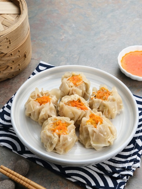 Délicieuses boulettes chinoises Dim Sum servies sur assiette Mise au point sélectionnée