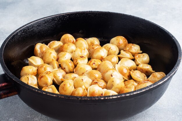 Délicieuses boulettes frites avec de la viande dans une poêle.