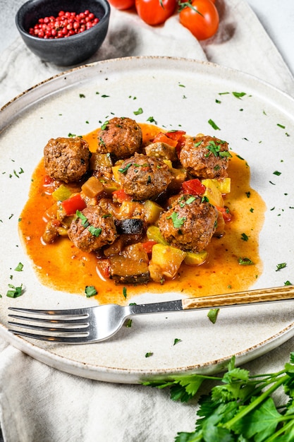 De délicieuses boulettes de viande à base de boeuf haché à la sauce tomate, servies dans une vieille poêle en métal. Vue de dessus