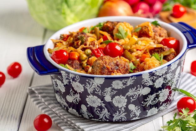 Photo délicieuses boulettes de viande avec compote de légumes et persil frais dans une céramique gros plan mise au point sélective concept de délicieux plats faits maison