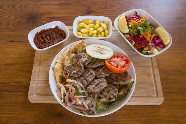 Délicieuses boulettes de viande de la cuisine turque et salade