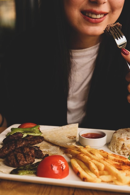 Délicieuses boulettes de viande avec frites