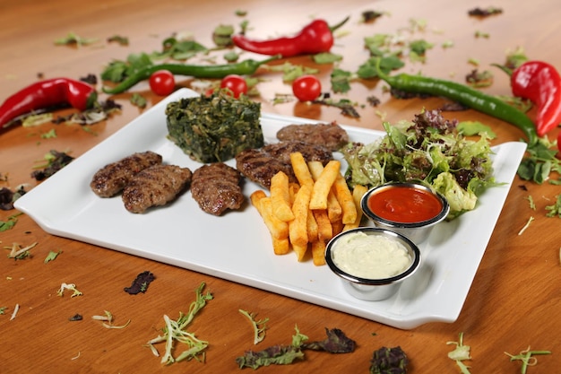 Délicieuses boulettes de viande avec frites