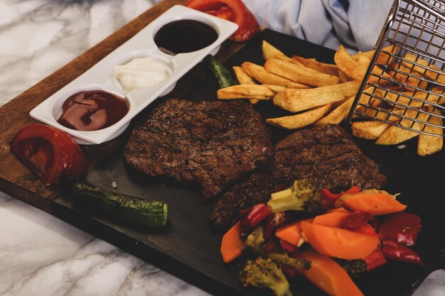 Délicieuses boulettes de viande avec frites