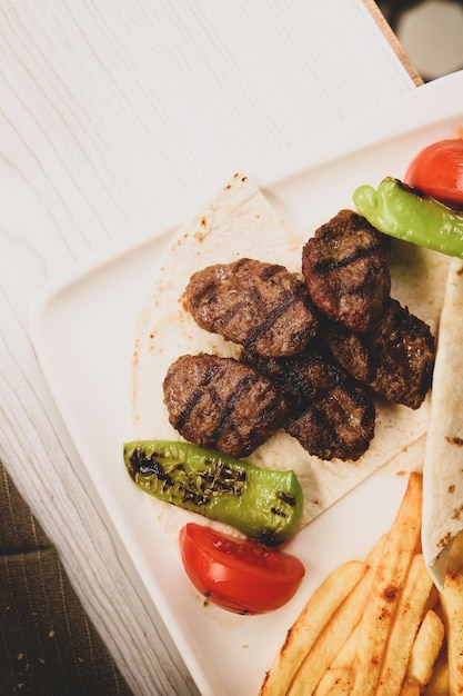 Délicieuses boulettes de viande avec frites