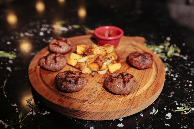 Délicieuses boulettes de viande avec frites