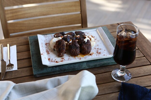 Délicieuses boulettes de viande avec frites