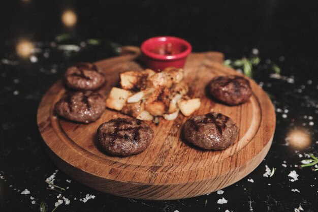 Délicieuses boulettes de viande avec frites