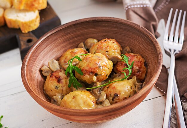 Photo délicieuses boulettes de viande maison avec sauce à la crème de champignons.