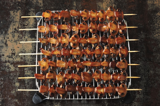 Délicieuses brochettes de champignons.