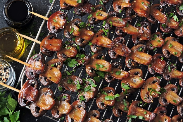 Délicieuses brochettes de champignons.