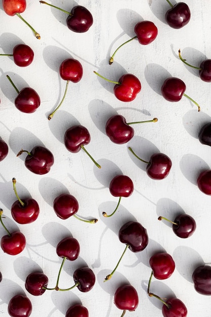 Délicieuses cerises rouges placées sur la table comme motif