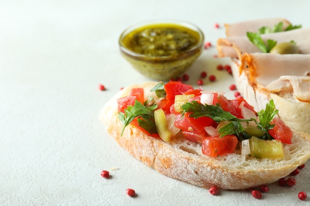 De délicieuses collations bruschetta sur fond texturé blanc