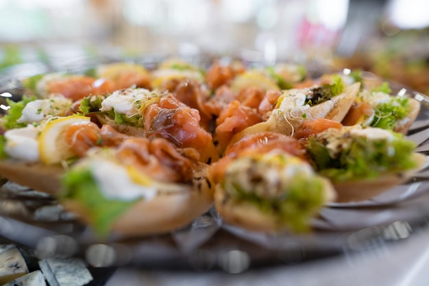 De délicieuses collations de vacances sur la table la nourriture est gastronomique