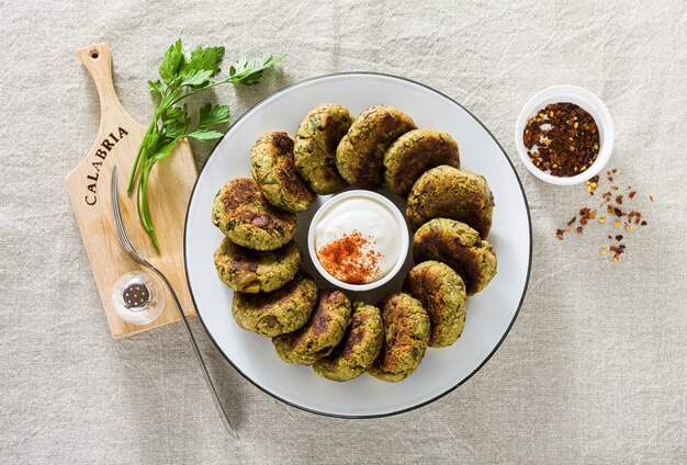 De délicieuses côtelettes d'aubergines vegan avec du yaourt et de la sauce au piment fort, cuisine de la région de la Calabre en Italie sur une nappe en lin sur la table