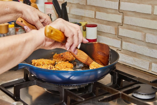 Des délicieuses côtelettes de cygne frites dans la poêle à frire de la cuisine