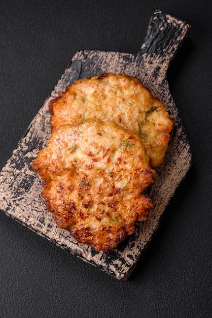 Délicieuses côtelettes de viande de poulet hachée fraîchement frite avec des épices salées et des herbes